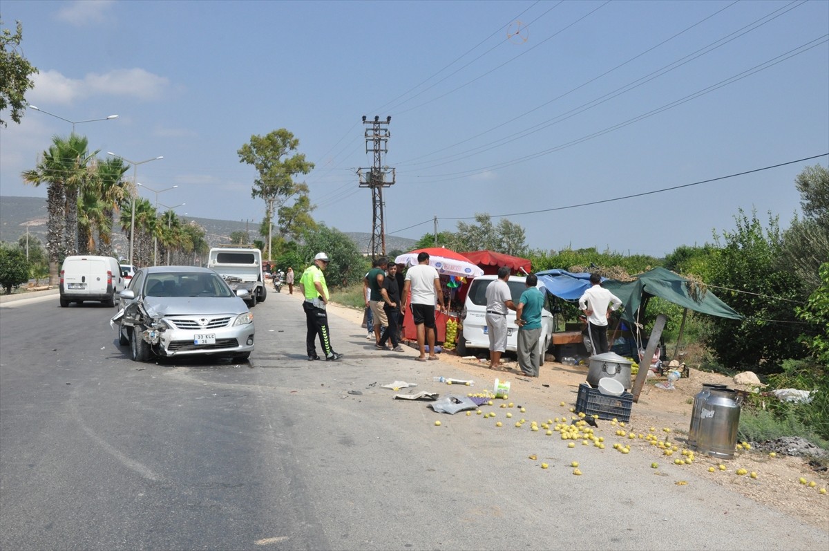 Mersin'in Silifke ilçesinde park halindeki hafif ticari araca çarpan otomobilin sürücüsü kaçtı....