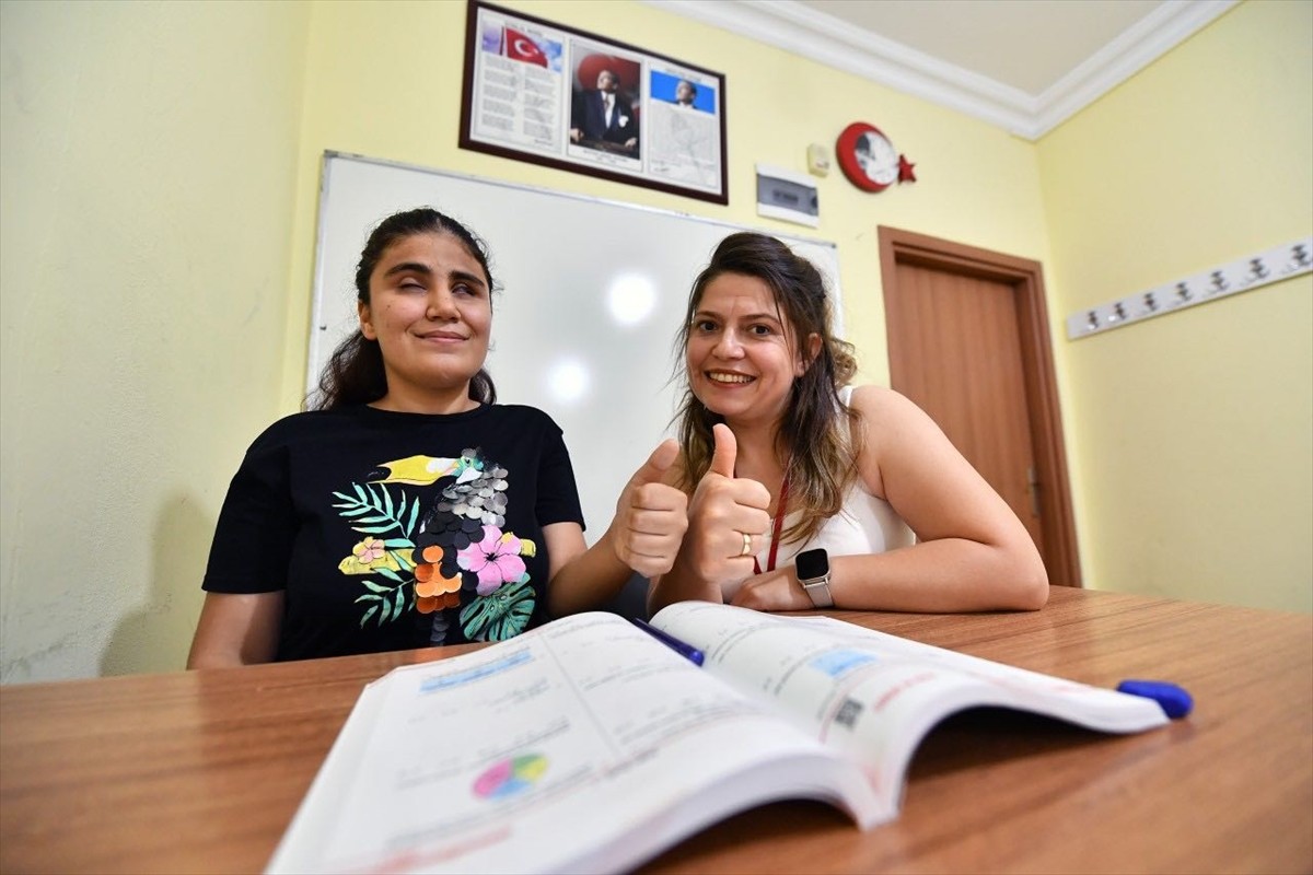 Mersin'in Silifke ilçesinde Yükseköğretim Kurumları Sınavı'na (YKS) giren görme engelli Nazalin...