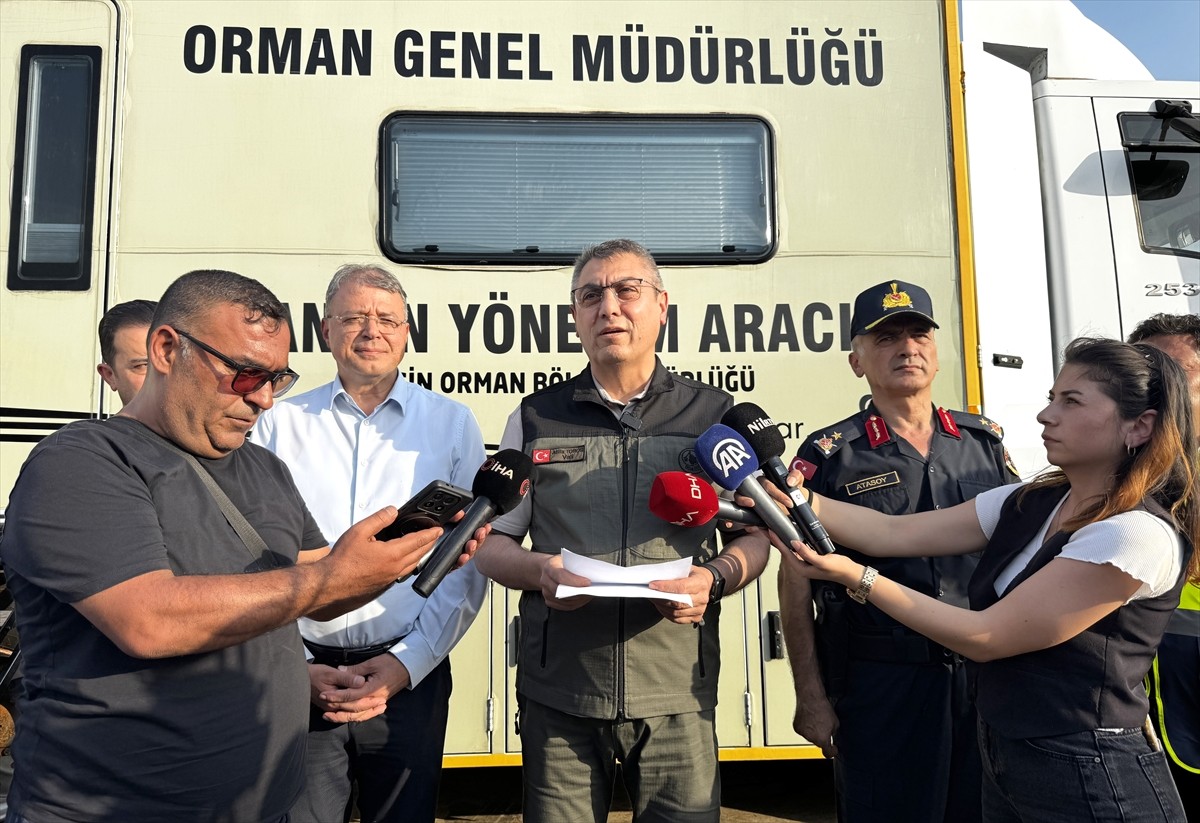 Mersin Valisi Atilla Toros (ortada), Silifke ilçesindeki Akdere Mahallesi'nde yangın yönetim...