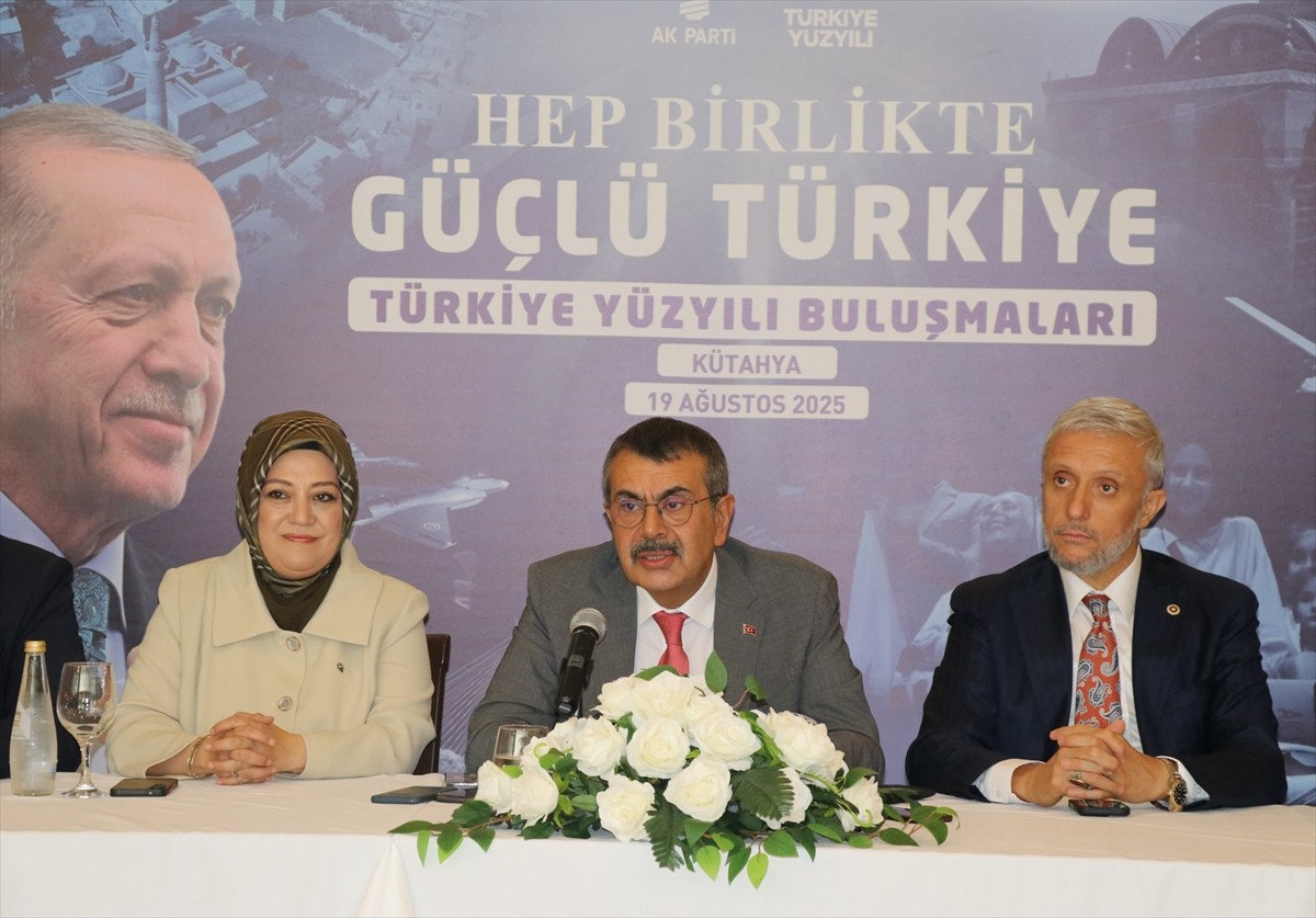 Milli Eğitim Bakanı Yusuf Tekin (ortada), Kütahya'da bir restoranda düzenlenen "Türkiye Yüzyılı...