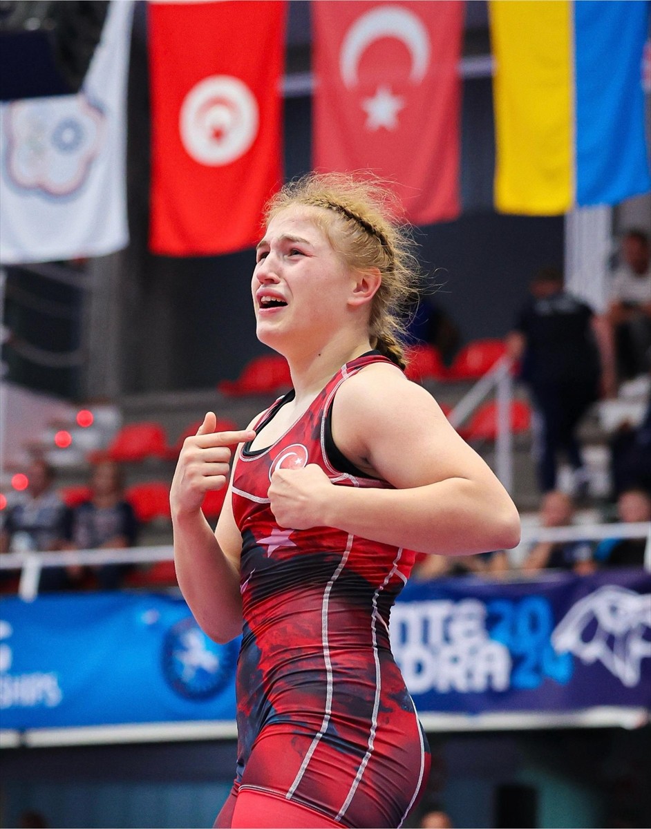Milli güreşçi Beyza Nur Akkuş, Bulgaristan'da düzenlenen 20 Yaş Altı Dünya Güreş Şampiyonası'nda...