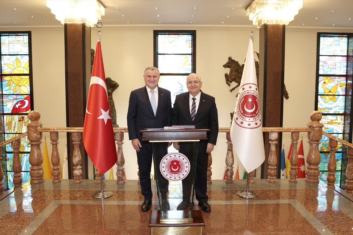 Milli Savunma Bakanı Yaşar Güler, Gençlik ve Spor Bakanı Osman Aşkın Bak ile Milli Savunma...