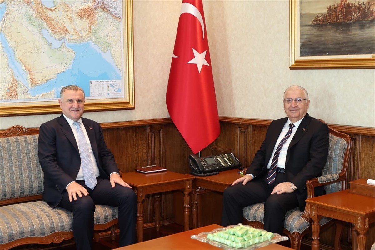 Milli Savunma Bakanı Yaşar Güler, Gençlik ve Spor Bakanı Osman Aşkın Bak ile Milli Savunma...
