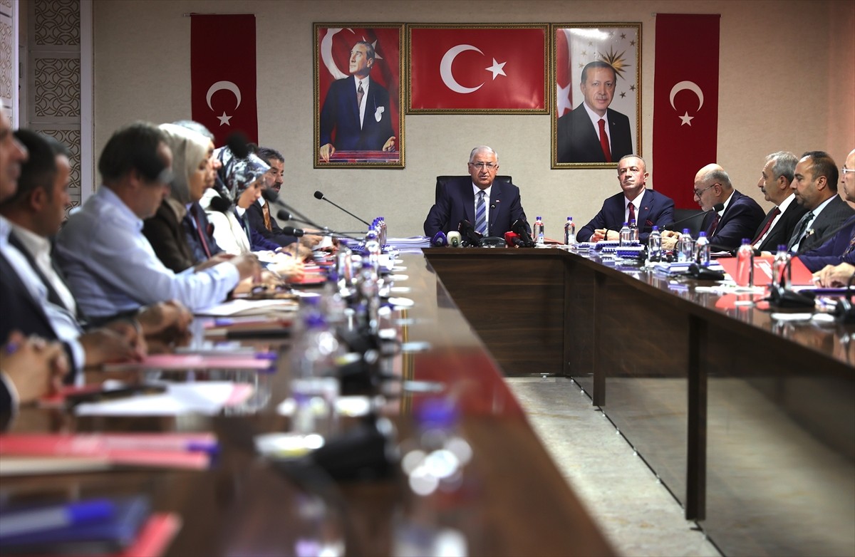 Milli Savunma Bakanı Yaşar Güler, Hakkari Öğretmenevi'nde basın toplantısı düzenledi.