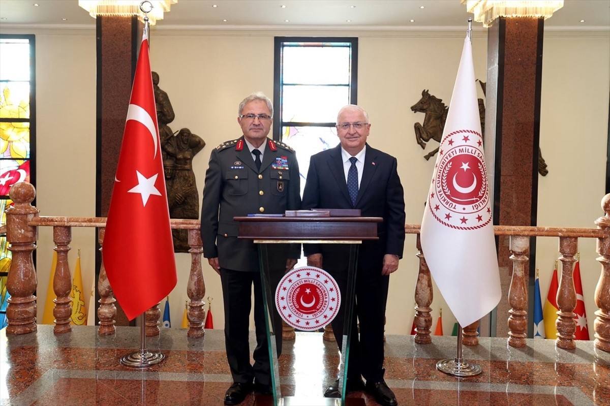 Milli Savunma Bakanı Yaşar Güler, Kara Kuvvetleri Komutanı Orgeneral Metin Tokel'i kabul etti.