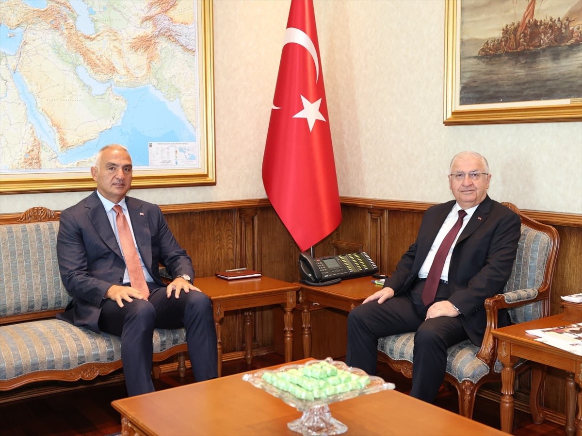 Milli Savunma Bakanı Yaşar Güler, Kültür ve Turizm Bakanı Mehmet Nuri Ersoy ile Milli Savunma...
