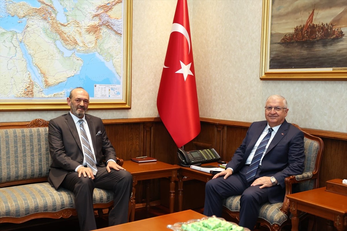 Milli Savunma Bakanı Yaşar Güler, Lübnan'ın Ankara Büyükelçisi Ghassan Moallem'i kabul etti.