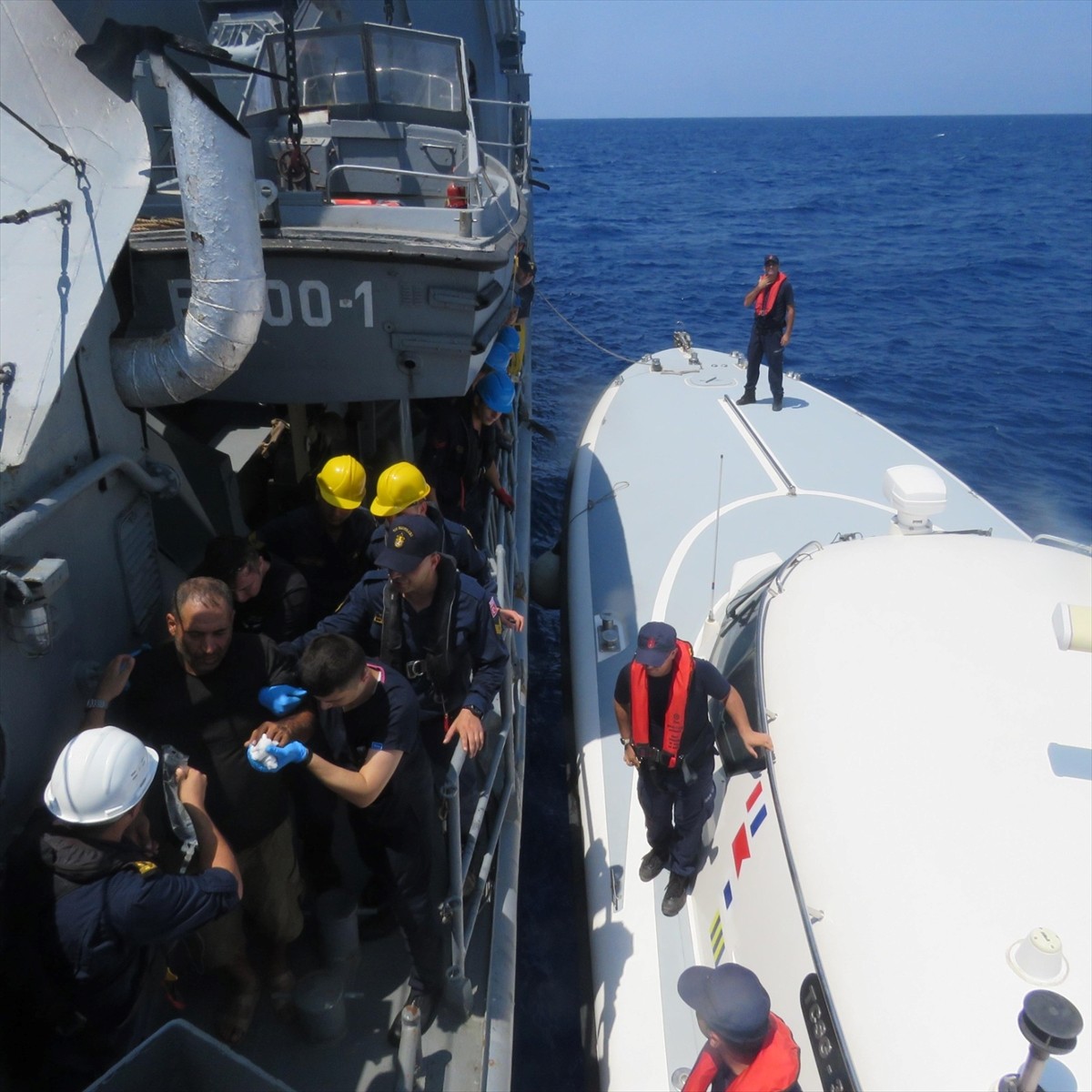 Milli Savunma Bakanlığı, TCG Bozcaada karakol gemisi personelinin, yardım çağrısında bulunan...