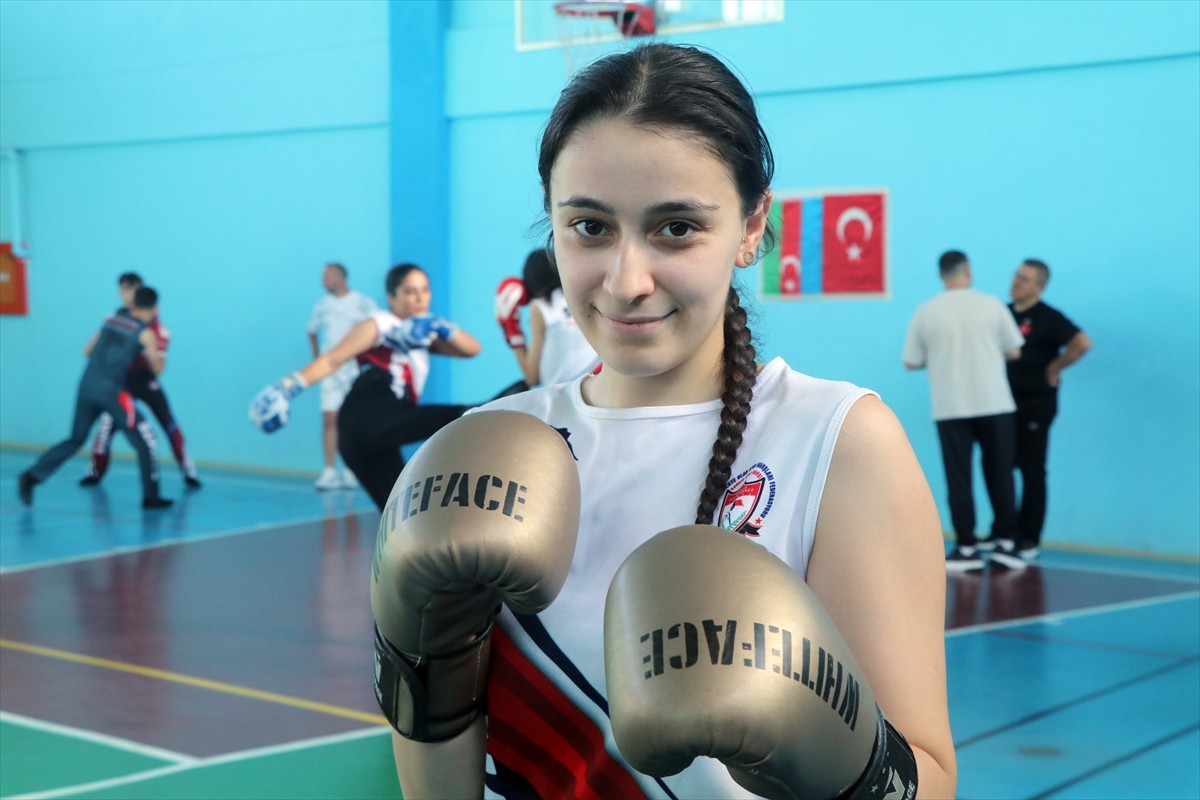 Milli sporcu Sümeyye İdilnur Aslan, eski milli sporcu ve antrenör merhum babası Hasan Aslan'dan...