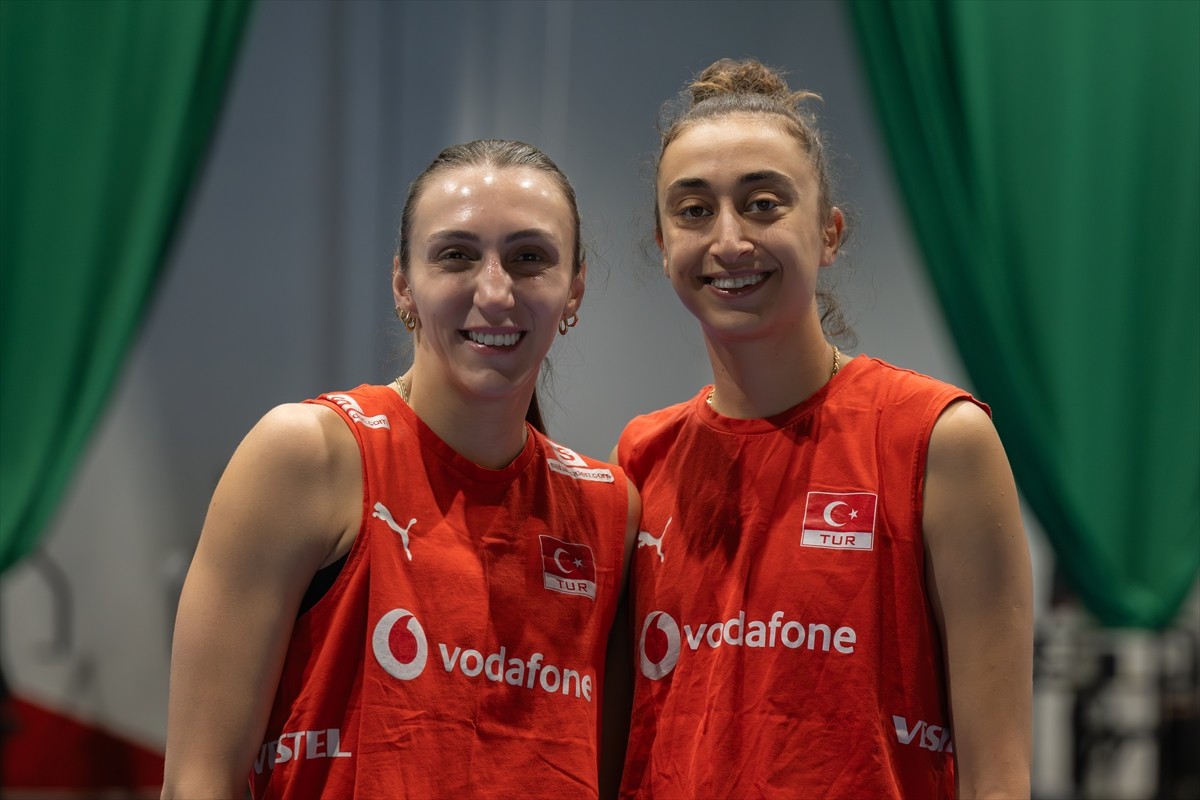 Milli voleybolcular Aslı Kalaç (solda) ve Elif Şahin (sağda), Tayland'da düzenlenen Dünya...
