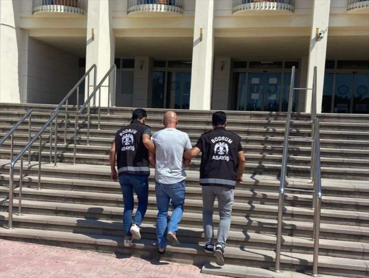 Muğla'nın Bodrum ilçesinde, hakkında 23 ayrı suçtan 19 yıl 5 ay kesinleşmiş hapis cezasıyla aranan...