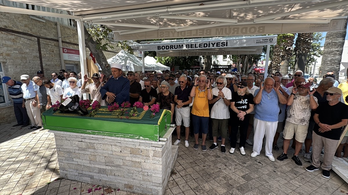 Muğla'nın Bodrum ilçesinde hayatını kaybeden müzisyen ve besteci Selçuk Alagöz'ün cenazesi kılınan...