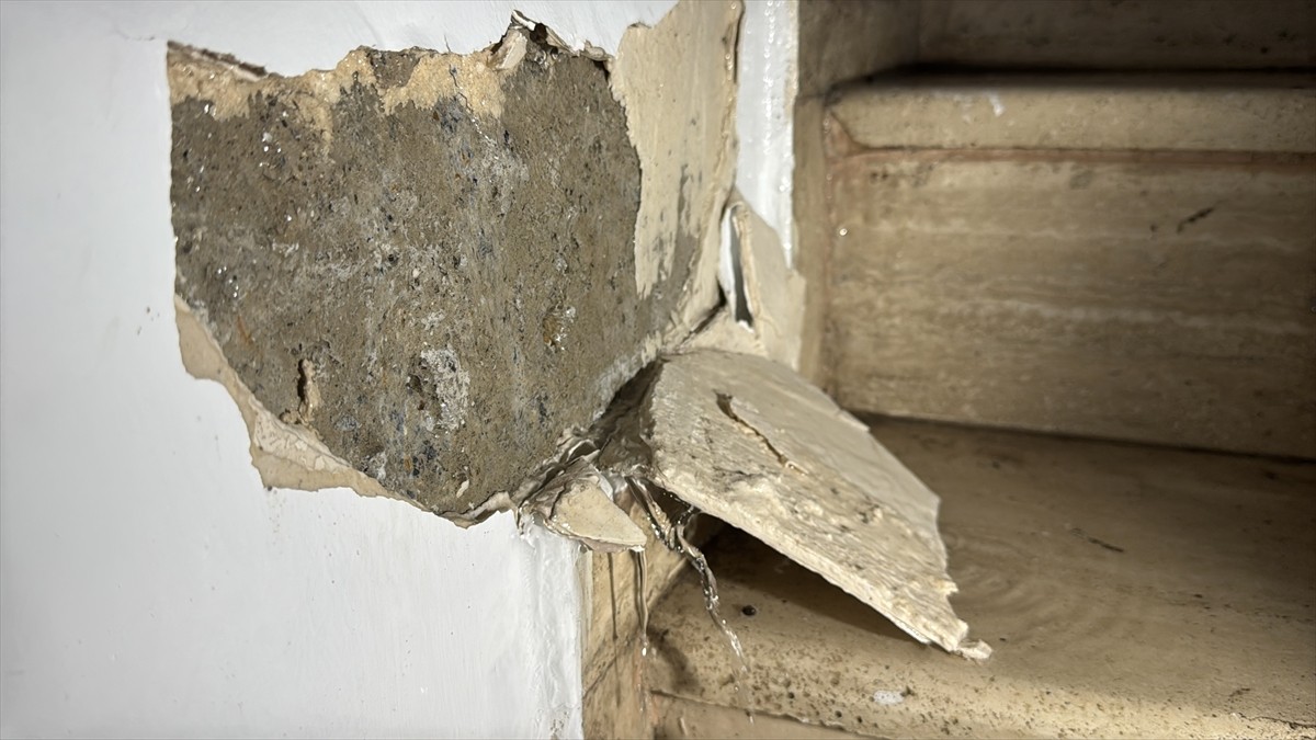 Muğla'nın Bodrum ilçesinde isale hattının patlaması sonucu sular altında kalan iş yerinde ve...