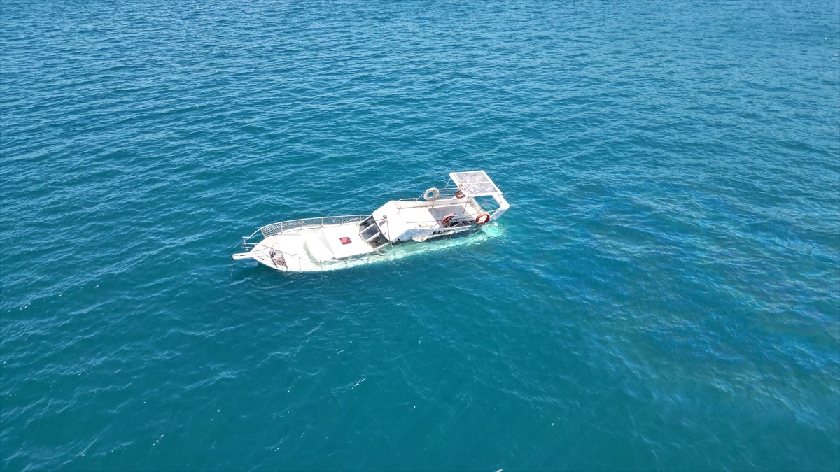 Muğla'nın Bodrum ilçesinde, Torba Koyu'nda demirli yaklaşık 10 metre uzunluğundaki ahşap tekne...