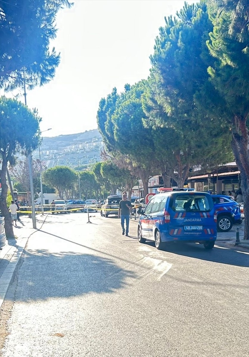 Muğla'nın Bodrum ilçesinde, yol verme tartışması nedeniyle çıkan silahlı kavgada 1'i ağır 3 kişi...