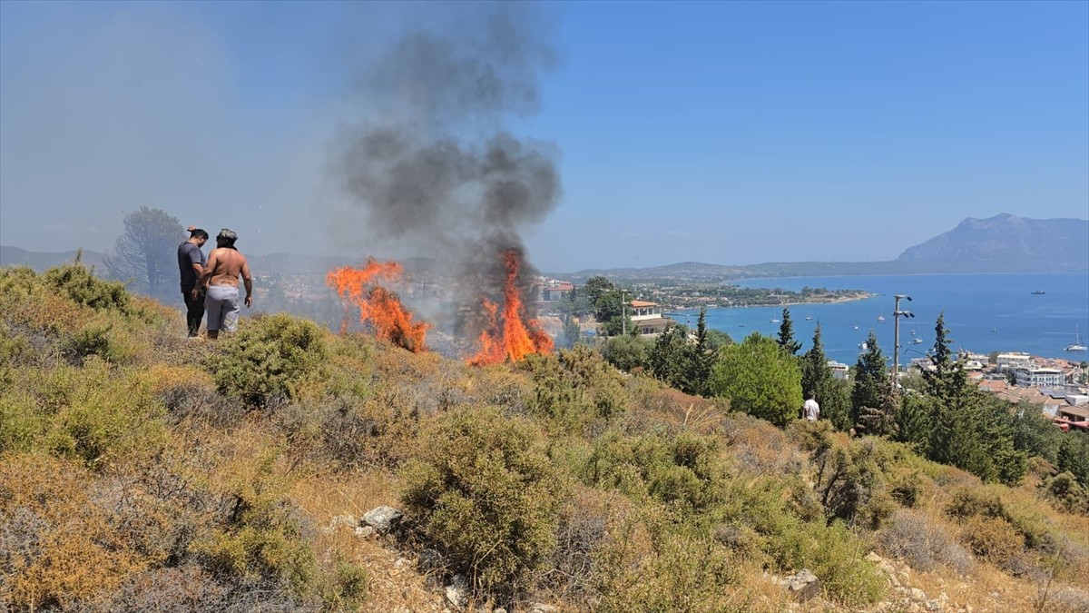 Muğla'nın Datça ilçesinde makilik alanda çıkan yangın, ekiplerin müdahalesi sonucu...