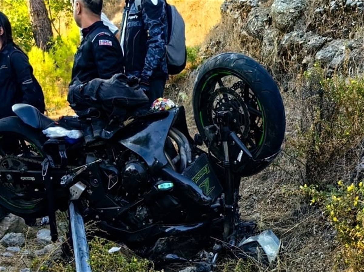 Muğla'nın Fethiye ilçesinde motosikletin devrilmesi sonucu 1 kişi öldü, 1 kişi yaralandı.