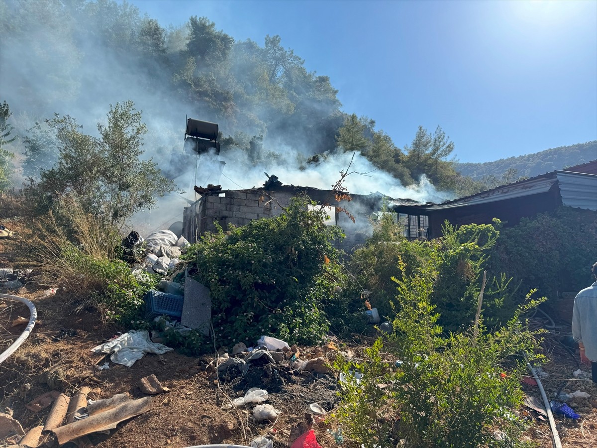 Muğla'nın Fethiye ilçesinde uyuşturucu madde bağımlısı olduğu öne sürülen genç, ailesiyle...
