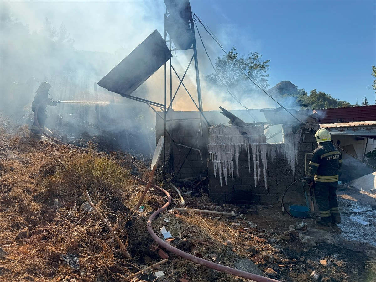 Muğla'nın Fethiye ilçesinde uyuşturucu madde bağımlısı olduğu öne sürülen genç, ailesiyle...