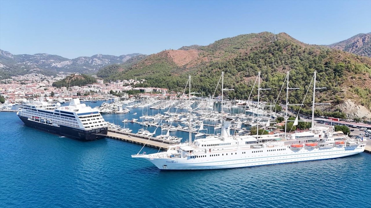 Muğla'nın Marmaris ilçesine "Club Med 2" ve "Azamara Pursuit" (fotoğrafta) isimli iki kruvaziyer...