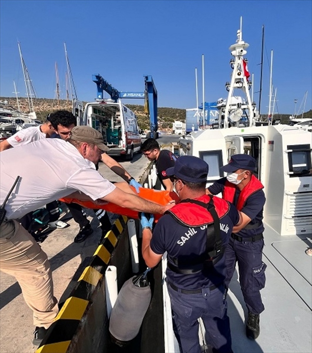 Muğla'nın Marmaris ve Bodrum ilçesi açıklarında teknede yaralanan ve rahatsızlanan 2 kişi, Sahil...