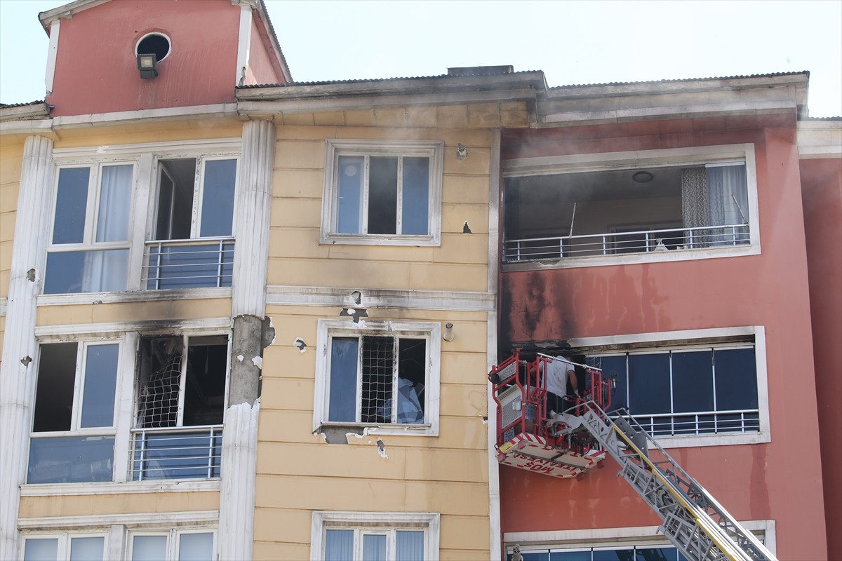 Muş'ta 7 katlı bir binada çıkan yangın nedeniyle 3 evde hasar oluştu, dumandan etkilenen 6 kişi...