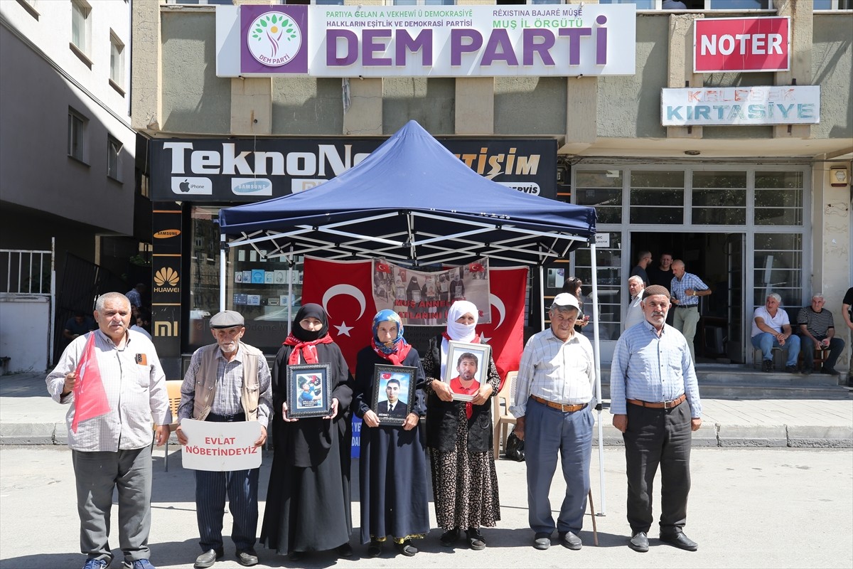 Muş'ta çocukları terör örgütü PKK tarafından kaçırılan aileler, DEM Parti İl Başkanlığı binası...