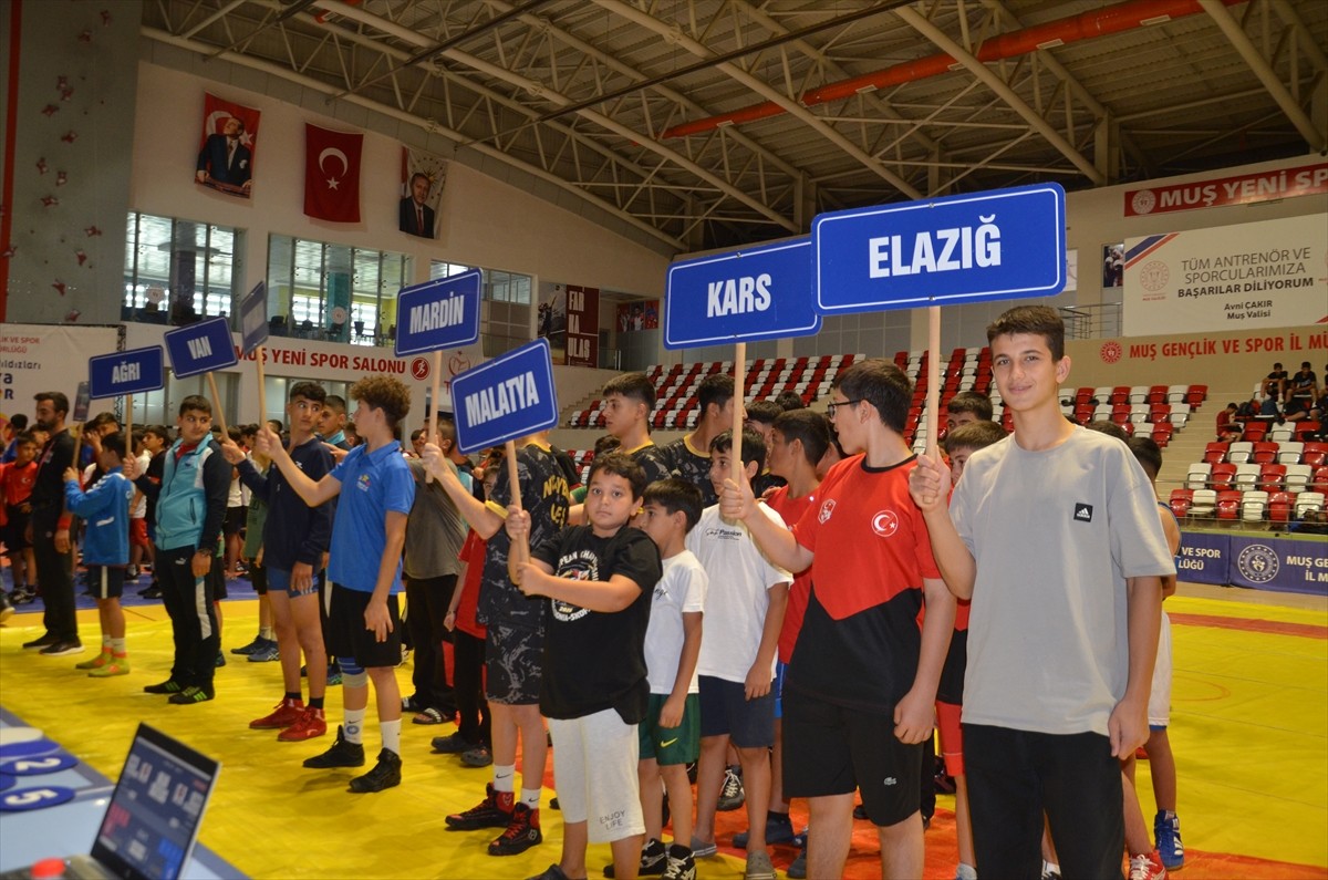 Muş'ta gerçekleştirilen Anadolu Yıldızlar Ligi 1. Etap 4. Grup Güreş Müsabakaları, 250 sporcunun...