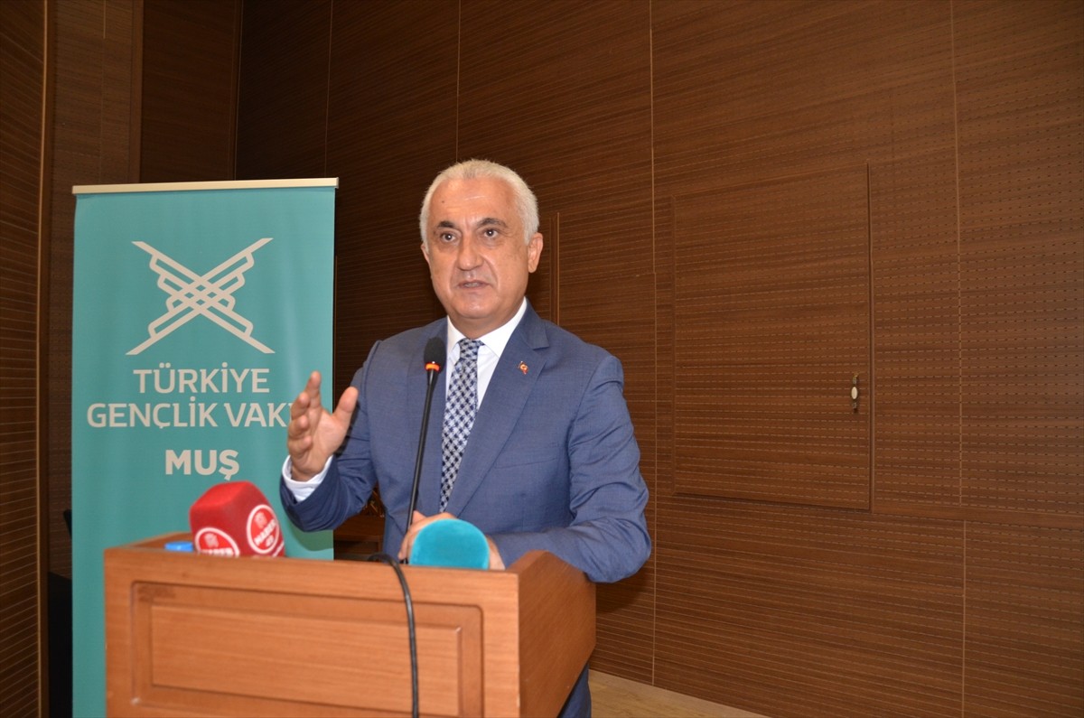 Muş'ta Türkiye Gençlik Vakfının (TÜGVA) yaz okulu kapanış programı Alparslan Üniversitesi İslami...