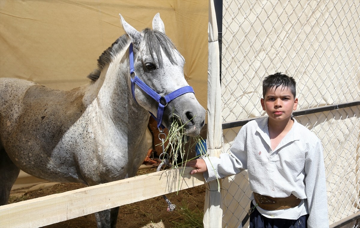 Muş'un Malazgirt ilçesinde düzenlenen atlı okçuluk yarışmasında mücadele eden en küçük sporcu olan...