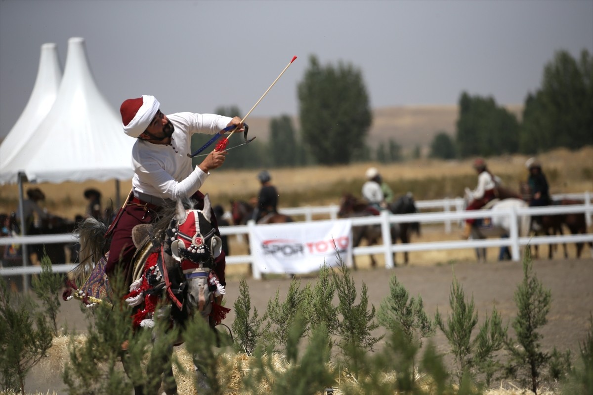 Muş'un Malazgirt ilçesinde, Malazgirt Zaferi'nin 954. yıl dönümü etkinlikleri ikinci günde devam...