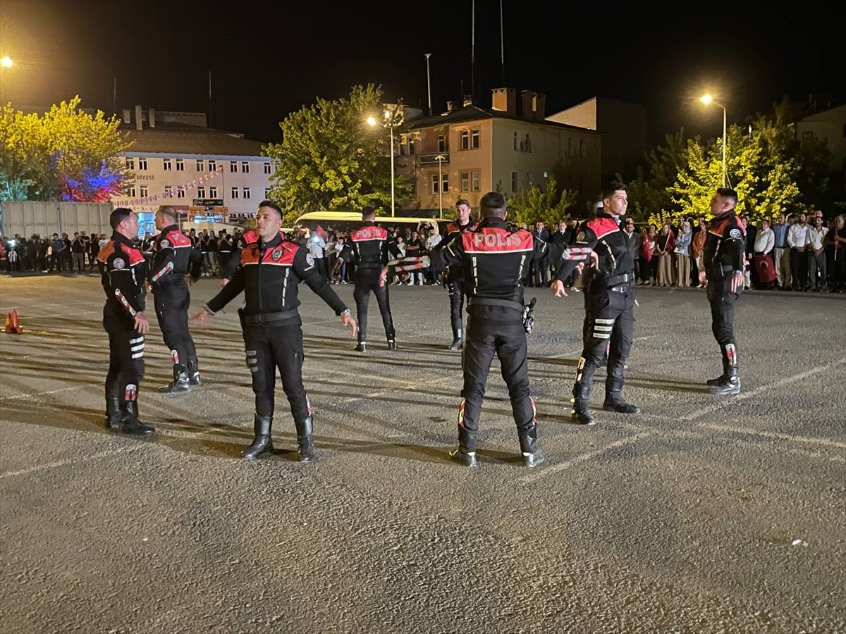 Muş'un Malazgirt ilçesinde, Malazgirt Zaferi'nin 954. yıl dönümü etkinlikleri kapsamında fener...