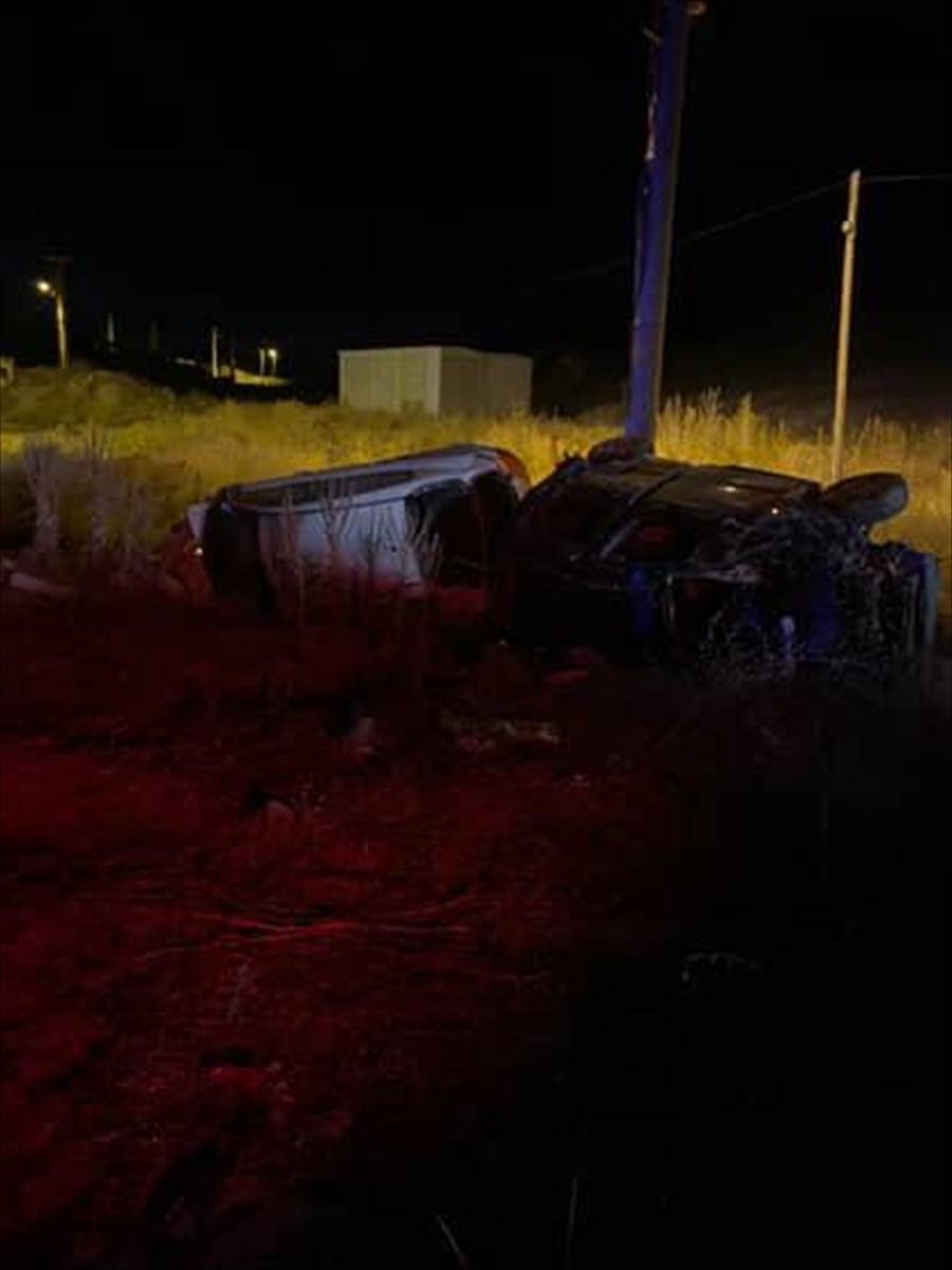 Nevşehir'de otomobil ve hafif ticari aracın çarpışması sonucu 5 kişi yaralandı.