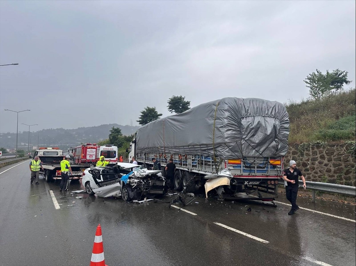 Ordu'nun Altınordu ilçesinde meydana gelen trafik kazasında 1 kişi öldü, 2 kişi yaralandı. Kaza...