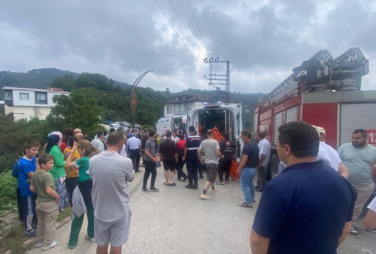 Ordu'nun Çamaş ilçesinde tarım aracının devrilmesi sonucu 4 kişi yaralandı. İhbar üzerine bölgeye...