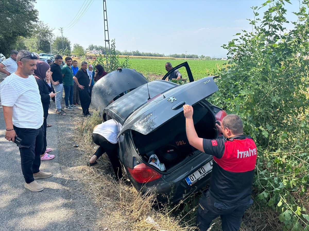 Osmaniye'nin Düziçi ilçesinde şarampole devrilen otomobildeki 4 kişi yaralandı.