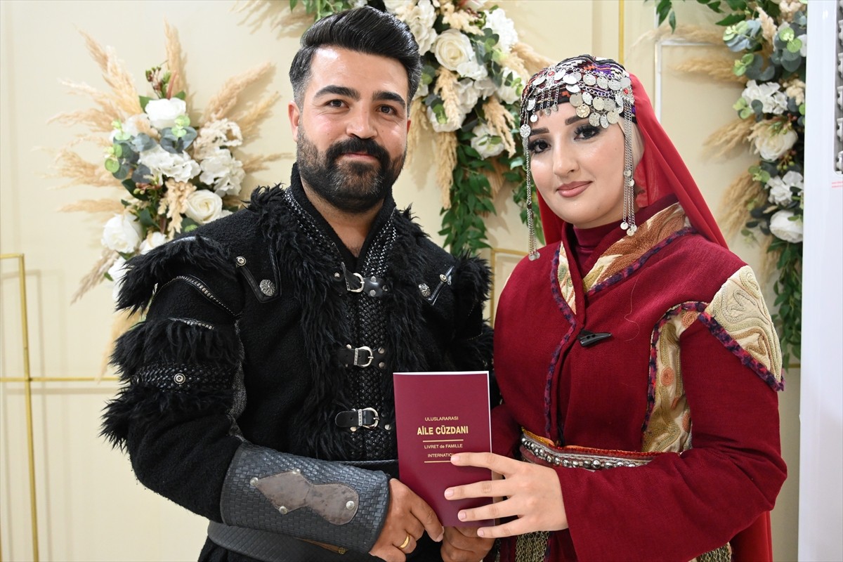 Osmaniye'nin Kadirli ilçesinde genç çift, nikah törenine geleneksel kıyafetlerle katıldı. İlçede...