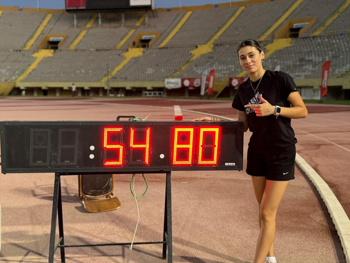 Özel sporcu Aysel Önder, İzmir'de düzenlenen Türkiye şampiyonasında kendisine ait kadınlar 400...