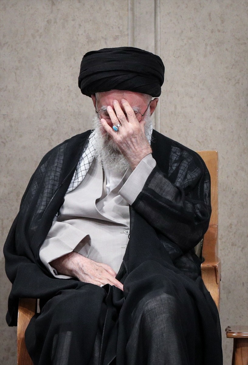 ran lideri Ayetullah Ali Hamaney, Tahran'daki ikametgahında İmam Rıza'nın ölüm yılı dolayısıyla...