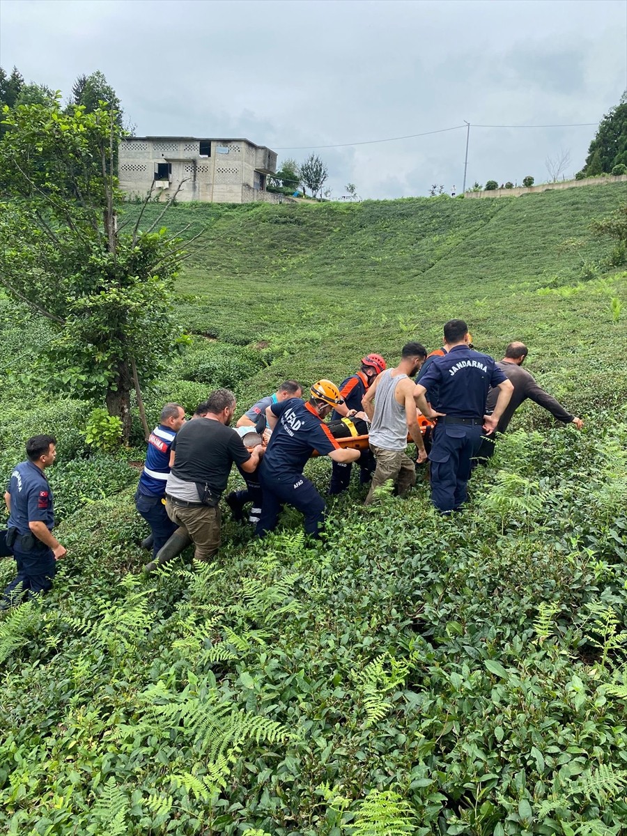 Rize'nin Ardeşen ilçesinde üzerine çay taşımakta kullanılan ilkel teleferik düşen kadın yaralandı....
