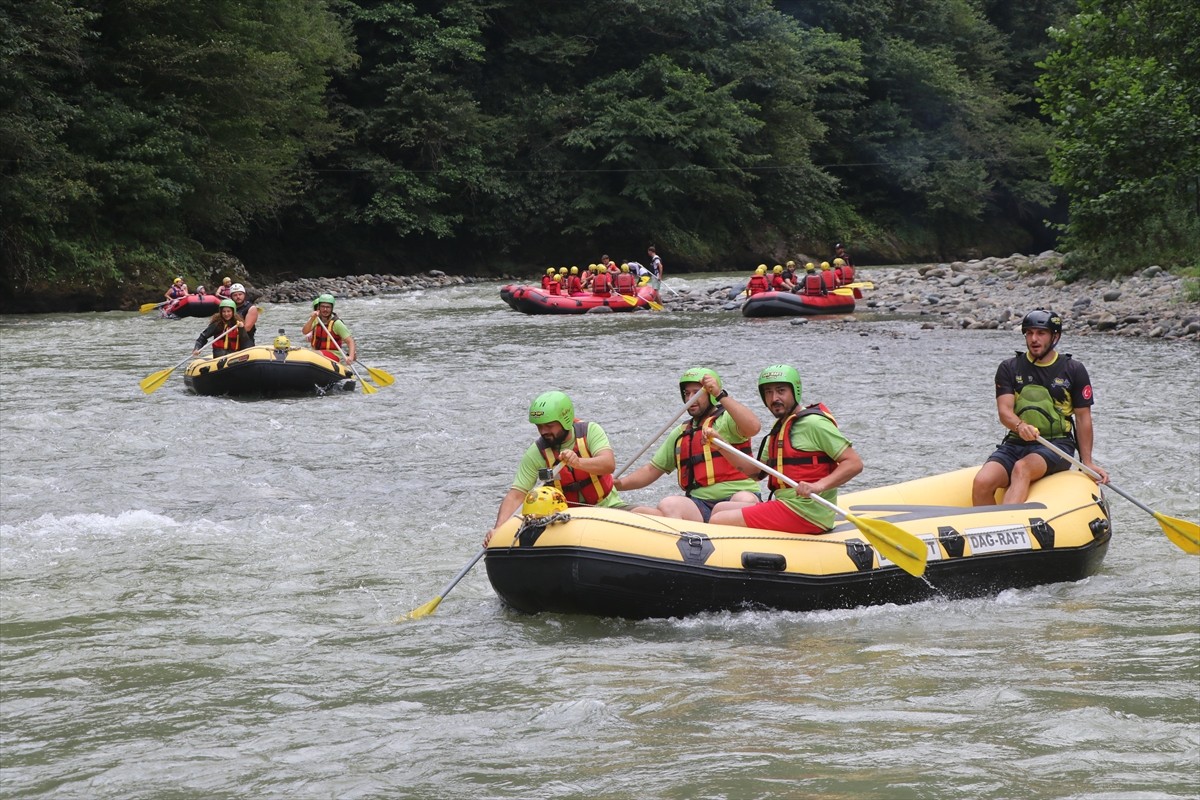 Rize'nin Ardeşen ilçesinde ziyaretçiler, Fırtına Deresi'nin serin sularında rafting heyecanı...