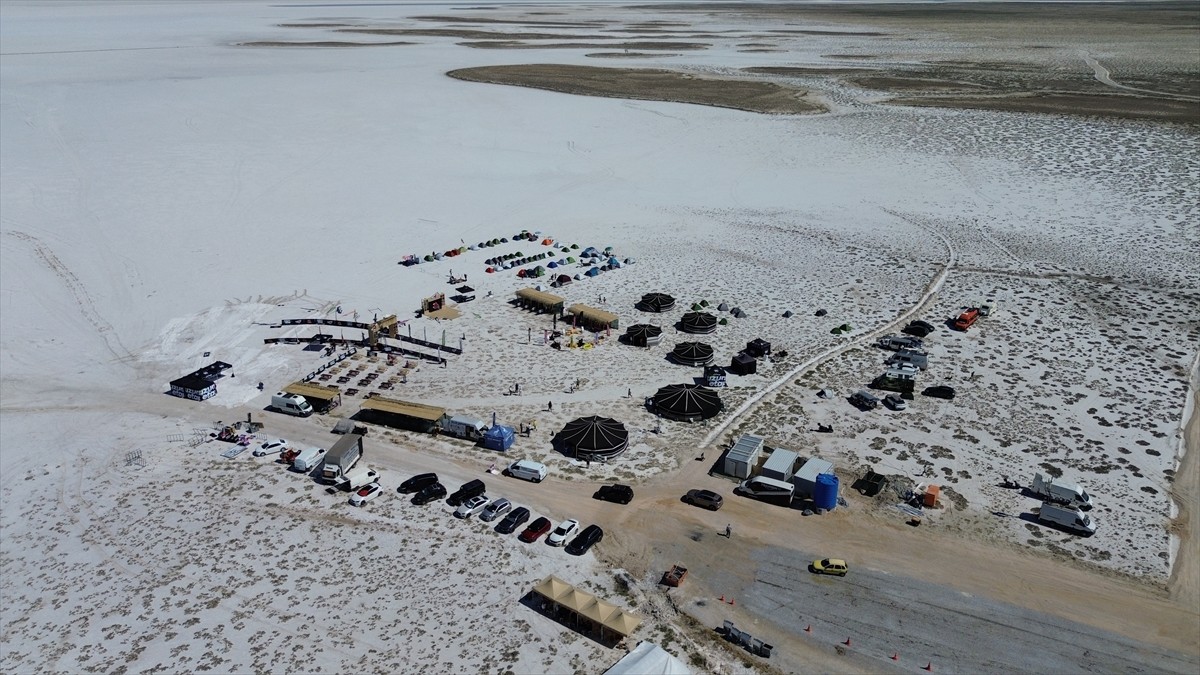 Runfire Salt Lake Ultra Trail Maratonu, Tuz Gölü'nde 100 mil yarışıyla başladı. Aksaray'ın Eskil...