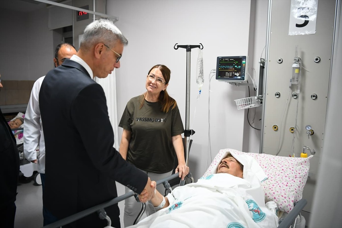 Sağlık Bakanı Kemal Memişoğlu, Balıkesir'de meydana gelen depremde yaralanan ve tedavi altına...