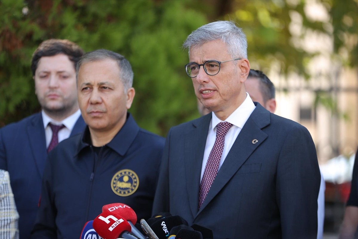 Sağlık Bakanı Kemal Memişoğlu, Balıkesir'in Sındırgı ilçesinde meydana gelen 6,1 büyüklüğündeki...