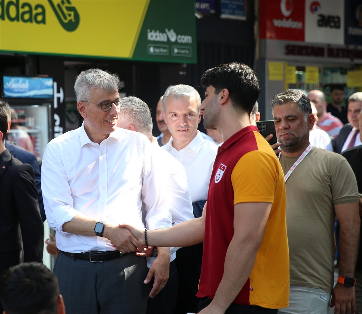 Sağlık Bakanı Kemal Memişoğlu (solda), çeşitli programları kapsamında geldiği Rize'de esnaf ve...