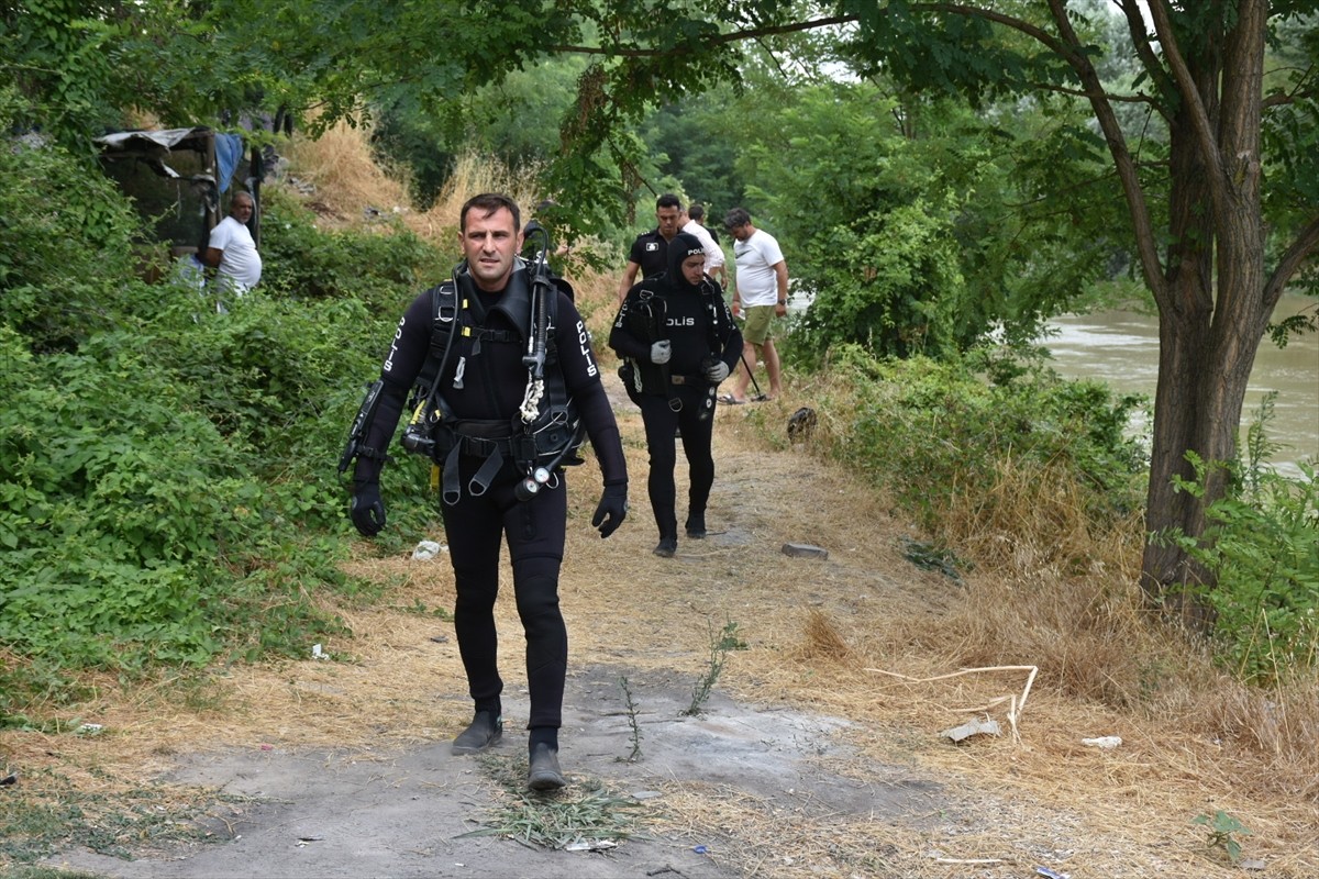 Sakarya'nın Adapazarı ilçesinde nehirde kaybolan genç için arama çalışması başlatıldı.