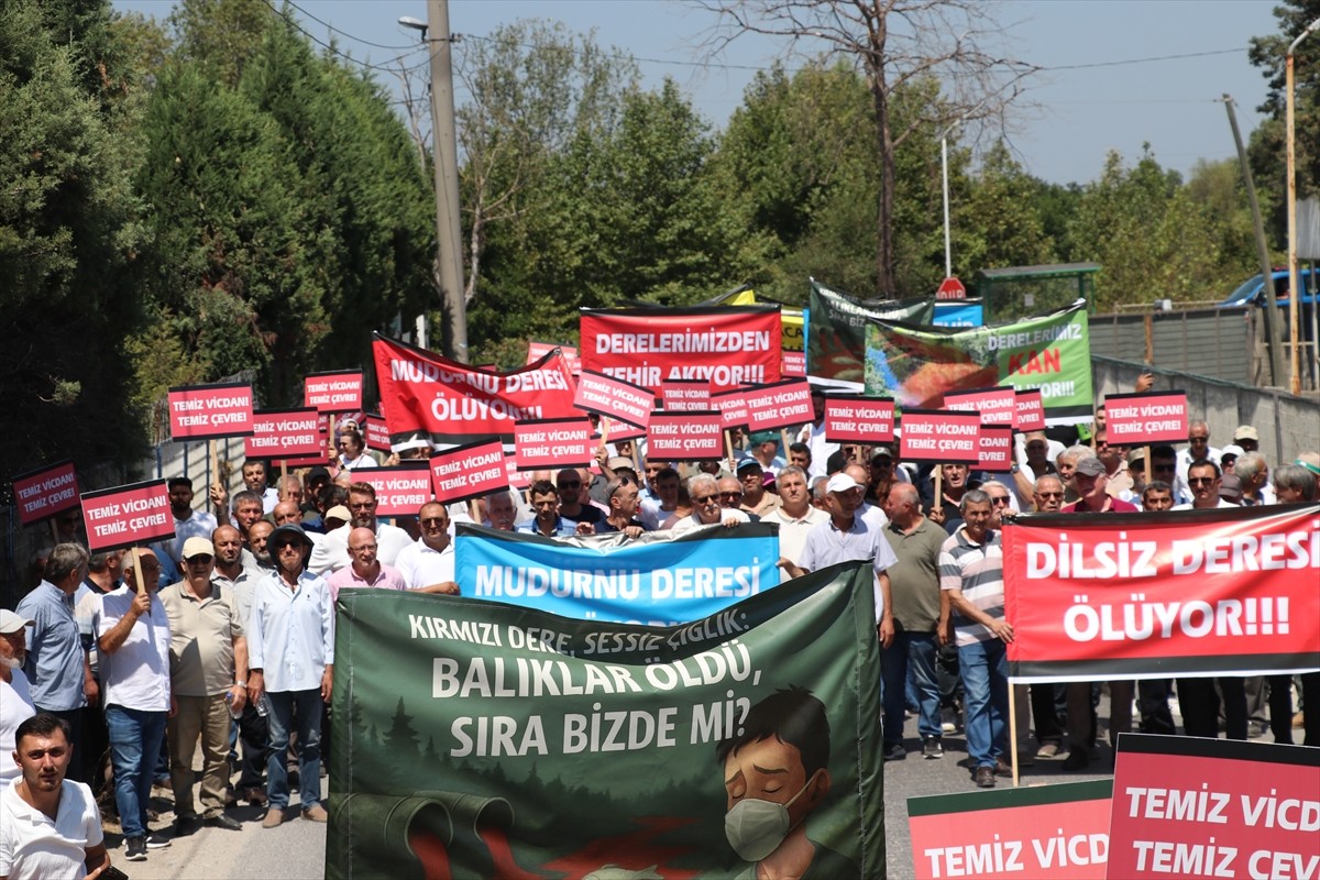 Sakarya'nın Akyazı ilçesinden geçen Mudurnu Deresi'nin fabrika atıklarıyla kirletildiği...