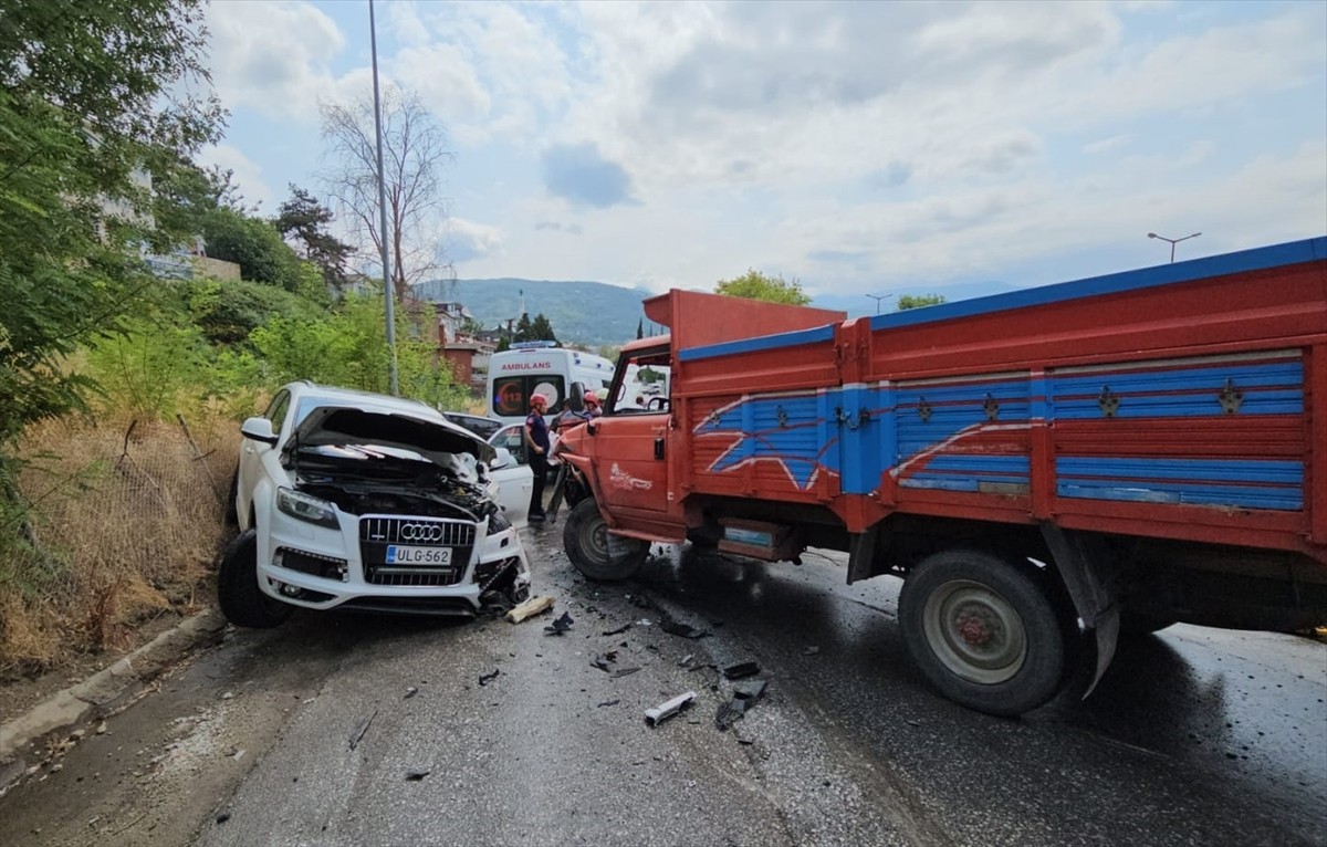Sakarya'nın Sapanca ilçesinde kamyonet ile SUV tipi aracın çarpıştığı kazada 4'ü çocuk 5 kişi...