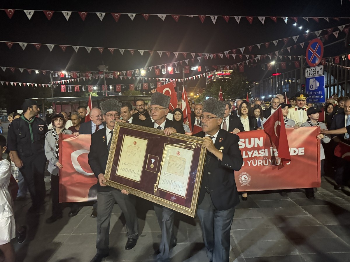 Samsun'da 30 Ağustos Zafer Bayramı etkinlikleri kapsamında düzenlenen fener alayında gaziler...