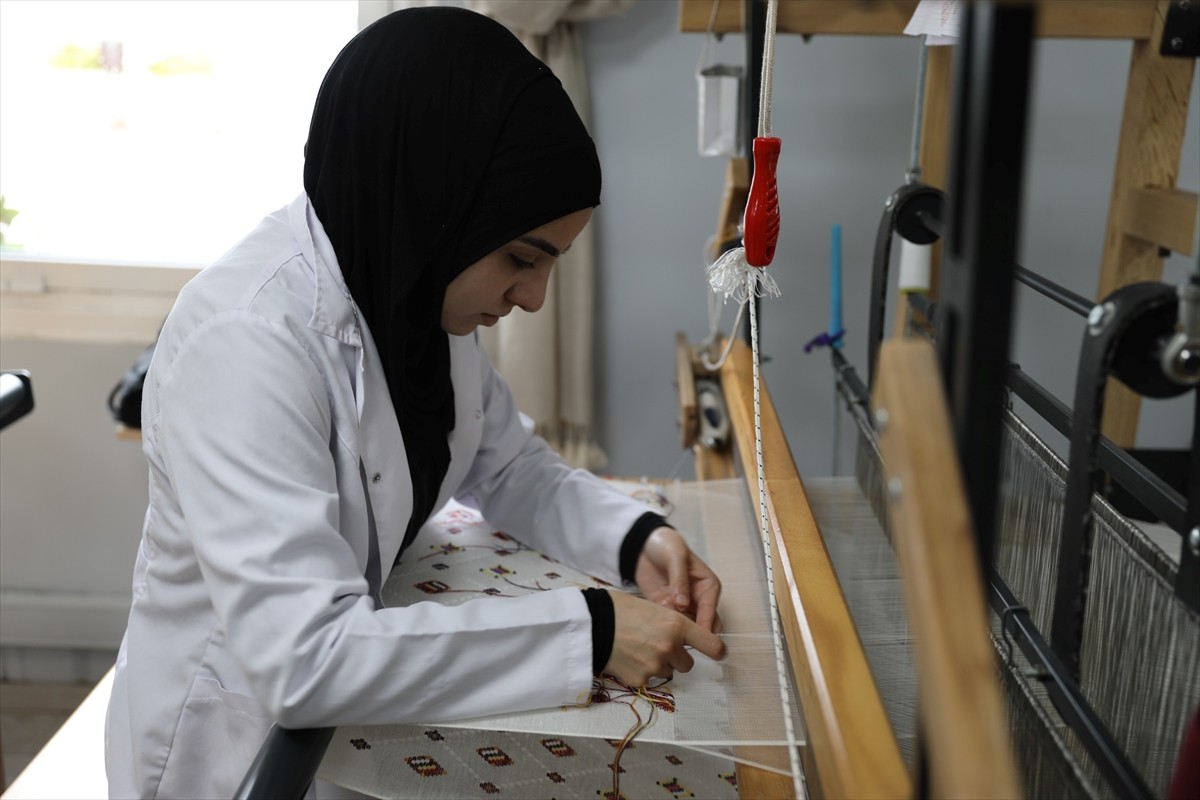 Samsun'da kenevir dokuma geleneği kadınların elinde yaşatılmaya devam ediyor.